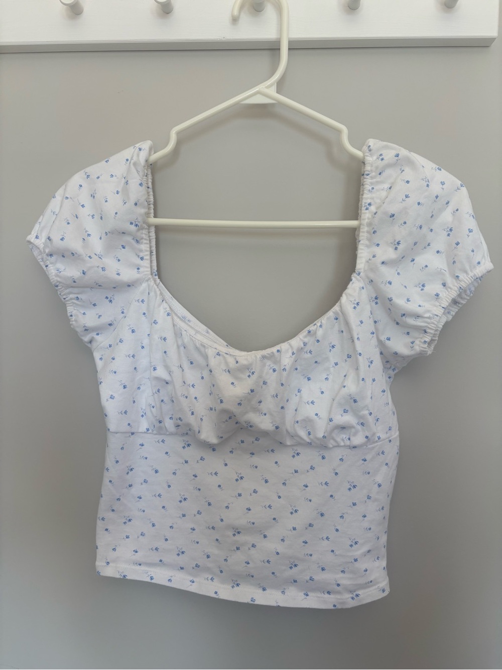 White Puff-Sleeve Hollister Crop Top - Blue Floral Print